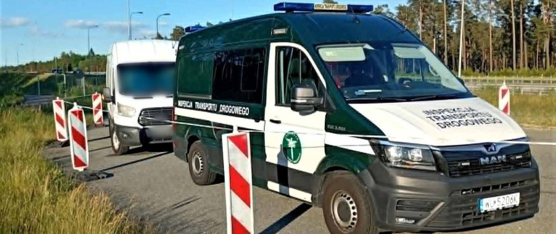 Na pierwszym planie (od prawej): oznakowany furgon mazowieckiej Inspekcji Transportu Drogowego. Za radiowozem ITD stoi zatrzymany do kontroli pojazd dostawczy.