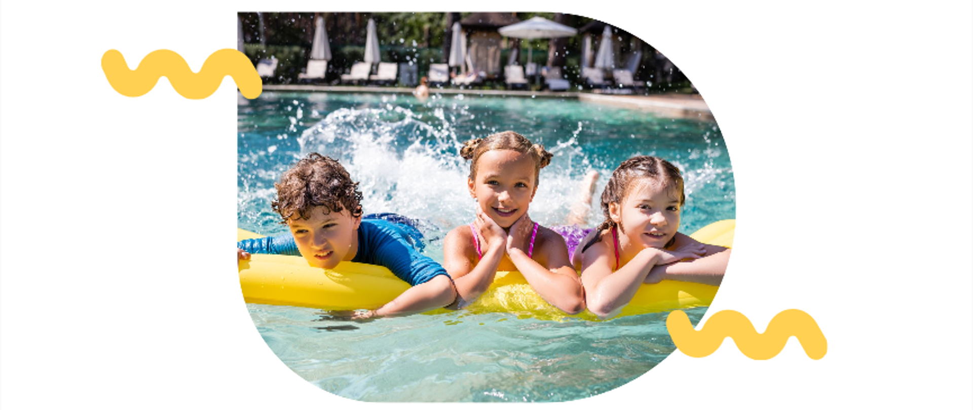 Na zdjęciu znajduje się trójka dzieci w basenie. Tło jest białe.
