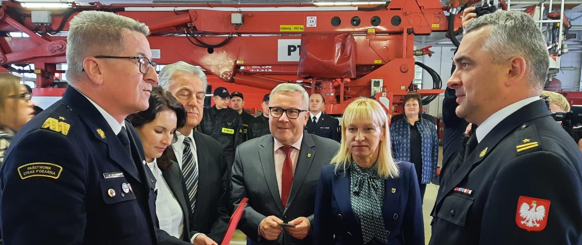 Nadbrygadier Krzysztof Hejduk, Zastępca Komendanta Głównego Państwowej Straży Pożarnej wizytował we wtorek 22 listopada br. Komendę Powiatową i Jednostkę Ratowniczo – Gaśniczą PSP w Nowej Soli. Spotkanie związane było m. in. z przekazaniem strażakom z Nowej Soli nowego pojazdu ratowniczo – gaśniczego GBA Renault oraz wręczeniem czeków na zakup silników zaburtowych do łodzi dla jednostek Ochotniczych Straży Pożarnych z terenu woj. lubuskiego, które brały udział w działaniach na rzece „Odra”.