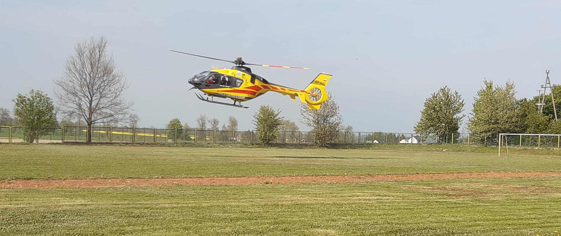 W dniu 11 maja 2022 r. około godziny 15:35 doszło do wybuchu gazu w budynku jednorodzinnym w miejscowości Czernice Borowe. W skutek zdarzenia została poszkodowana jedna osoba, która doznała poparzeń głowy, rąk oraz górnych dróg oddechowych. Działania straży polegały na zabezpieczeniu miejsca zdarzenia, podaniu prądu gaśniczego na poddasze budynku w celu likwidacji zarzewi ognia oraz zabezpieczeniu miejsca lądowania śmigłowca Lotniczego Pogotowia Ratunkowego, który przetransportował poszkodowanego do specjalistycznego szpitala.
W działaniach udział brało:
• JRG Przasnysz- 2 zastępy
• OSP Rostkowo
• OSP Węgra
• Grupa Operacyjna KP PSP Przasnysz.
Opracował: Oficer Prasowy Komendanta Powiatowego PSP w Przasnyszu kpt. Piotr Kuligowski.
Zdjęcia: kpt.Piotr Kuligowski.
