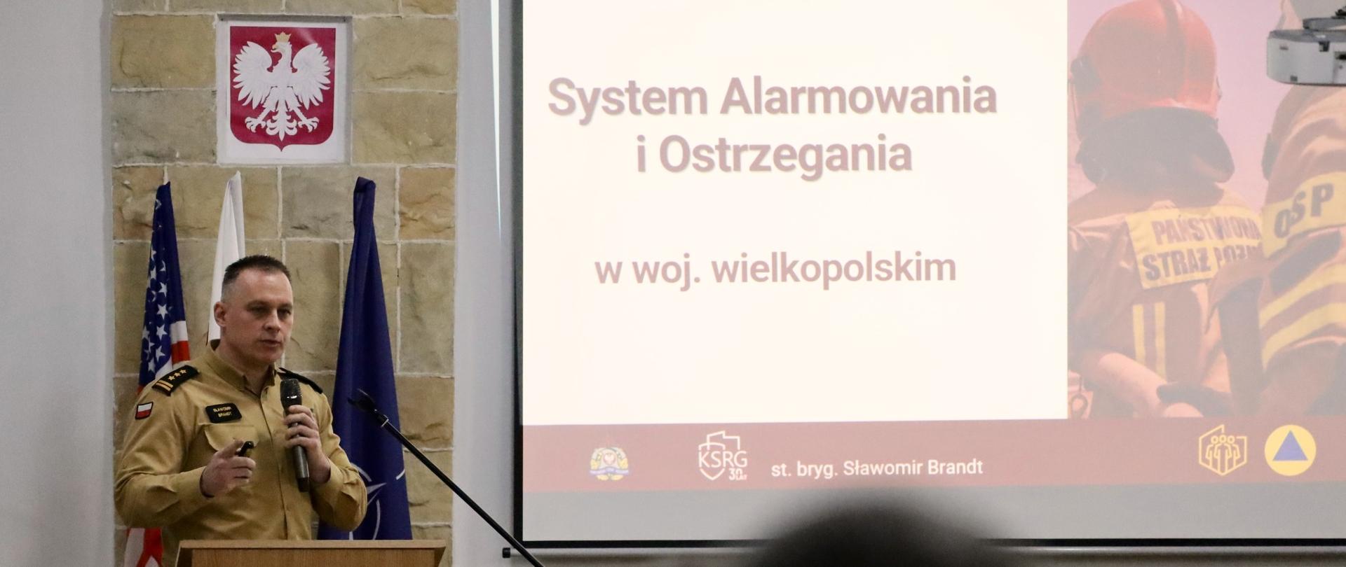Zastępca komendanta wojewódzkiego PSP zabiera głos na sali, podczas Konwentu Powiatów Województwa Wielkopolskiego
