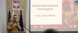 Zastępca komendanta wojewódzkiego PSP zabiera głos na sali, podczas Konwentu Powiatów Województwa Wielkopolskiego