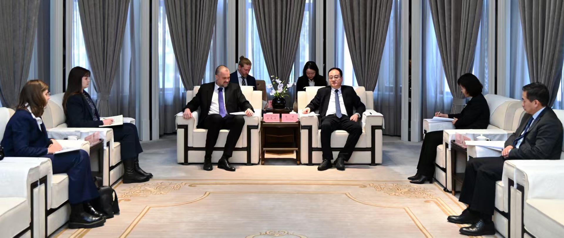 Po lewej stronie Ambasador Jakub Kumoch, po prawej Wicegubernator prowincji Heilongjiang Yu Jian