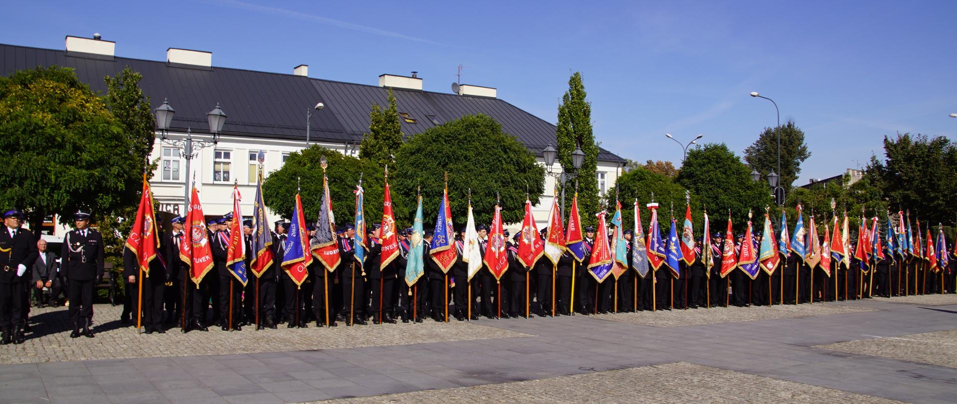 Zdjęcie przedstawia poczty Państwowej oraz Ochotniczej Straży Pożarnej, usytuowane na Placu Jana Pawła II w Zgierzu.