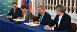 Wiceminister klimatu i środowiska Krzysztof Bolesta, zastępca prezesa zarządu NFOŚiGW Józef Matysiak, podsekretarz stanu w MKiDN Marta Cienkowska oraz naczelny dyrektor Archiwów Państwowych Paweł Pietrzyk podczas podpisywania umowy na dofinansowanie termomodernizacji 27 budynków Archiwów Państwowych.