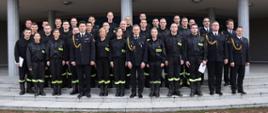 Grupowe zdjęcie uczestników szkolenia (29 osób, w tym pięć kobiet) w towarzystwie Komendanta Centralnej Szkoły PSP, Zastępcy Komendanta CS PSP oraz czterech funkcjonariuszy CS PSP