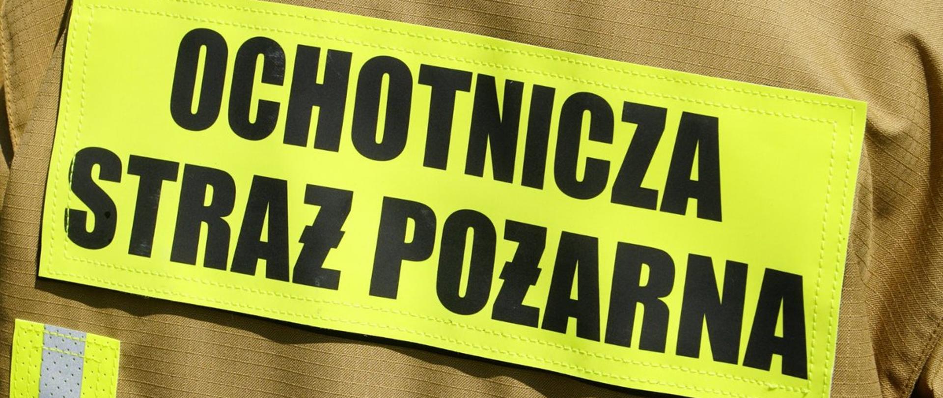 Napis Ochotnicza Straż Pożarna na kurtce ubrania specjalnego