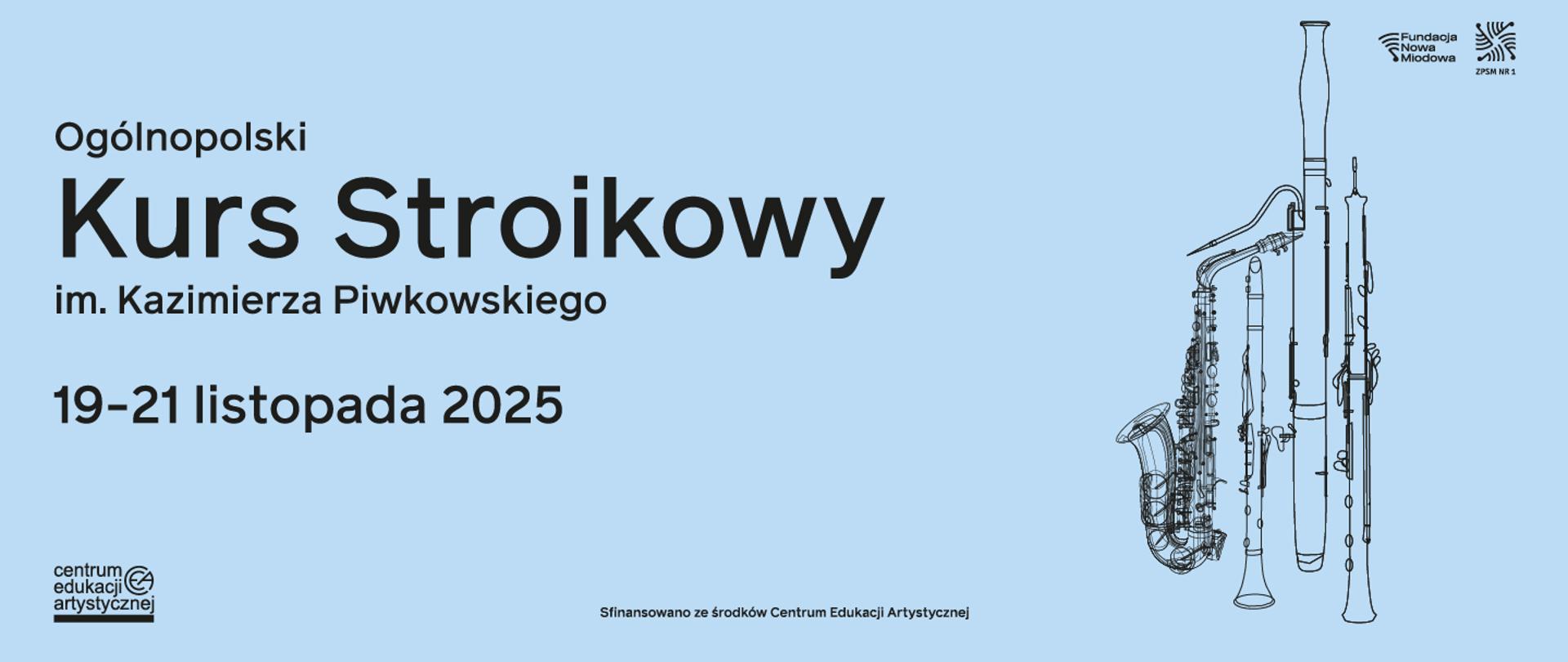 Grafika w jasnoniebieskiej tonacji promująca Ogólnopolski Kurs Stroikowy im. Kazimierza Piwkowskiego. Po lewej stronie duży, czarny napis: 'Kurs Stroikowy', poniżej data: 19–21 listopada 2025. Po prawej stronie czarny kontur instrumentów dętych drewnianych: saksofonu, klarnetu, fagotu i oboju. U góry logotypy Fundacji Nowa Miodowa i ZPSM Nr 1, u dołu logo Centrum Edukacji Artystycznej oraz informacja o finansowaniu.