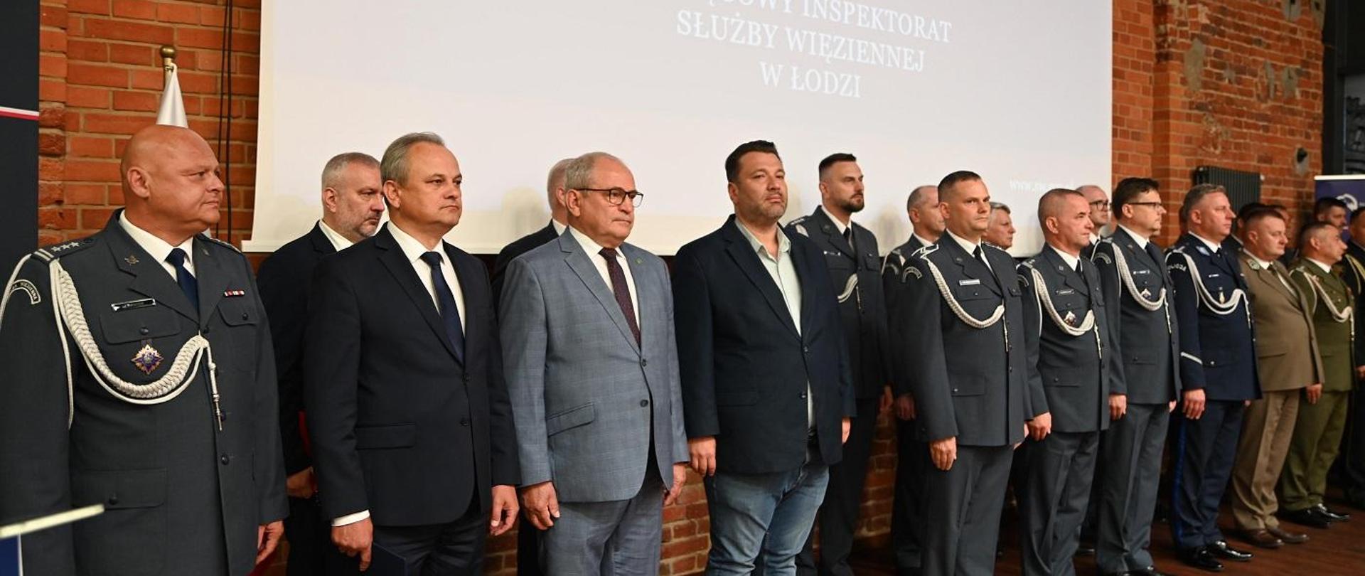 I wicewojewoda łódzki Marek Mazur wspólnie z innymi uczestnikami bierze udział w uroczystości 