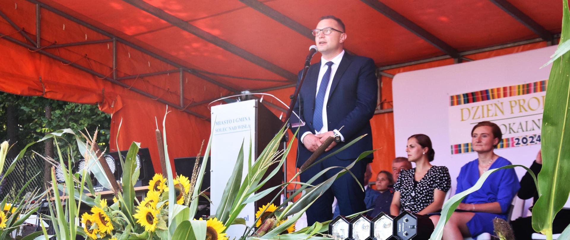 Na zdjęciu widać kobiety i mężczyzn