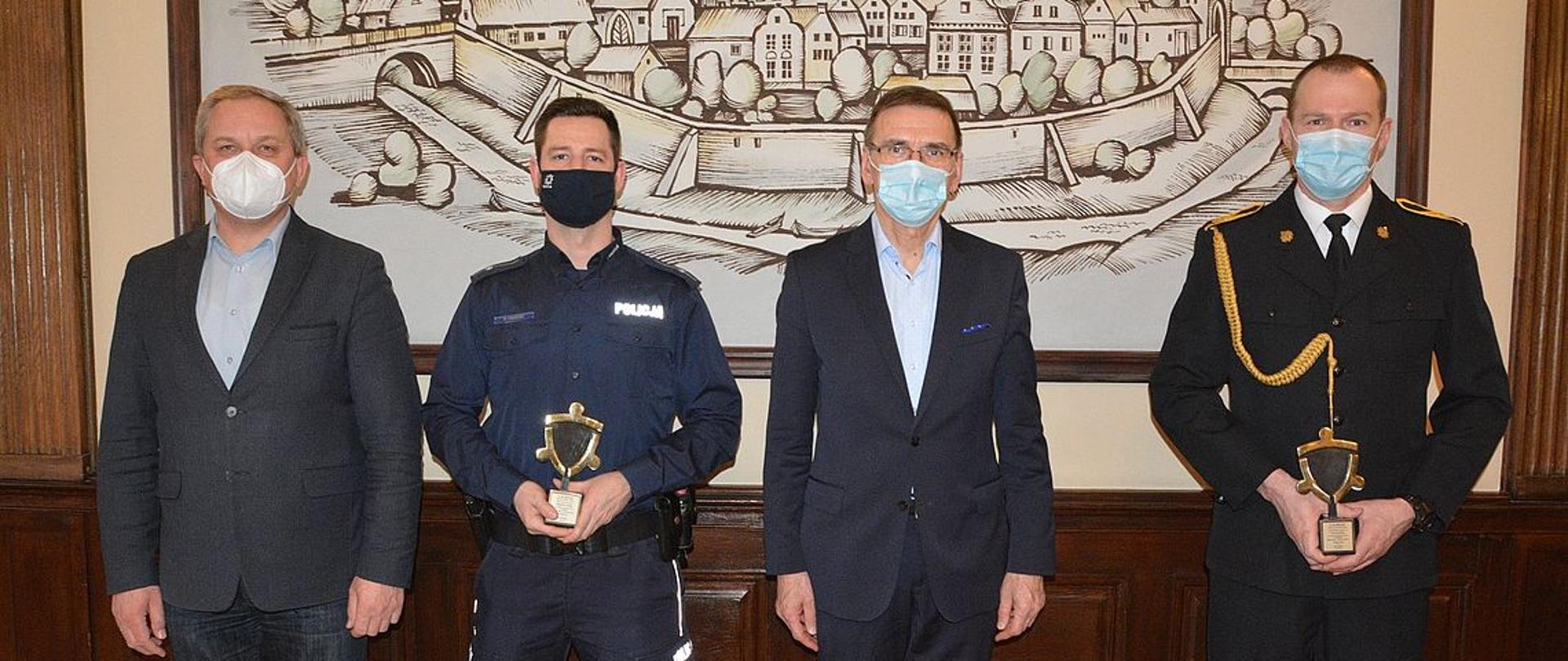 Zdjęcie przedstawia laureatów plebiscytu Lider Bezpieczeństwa