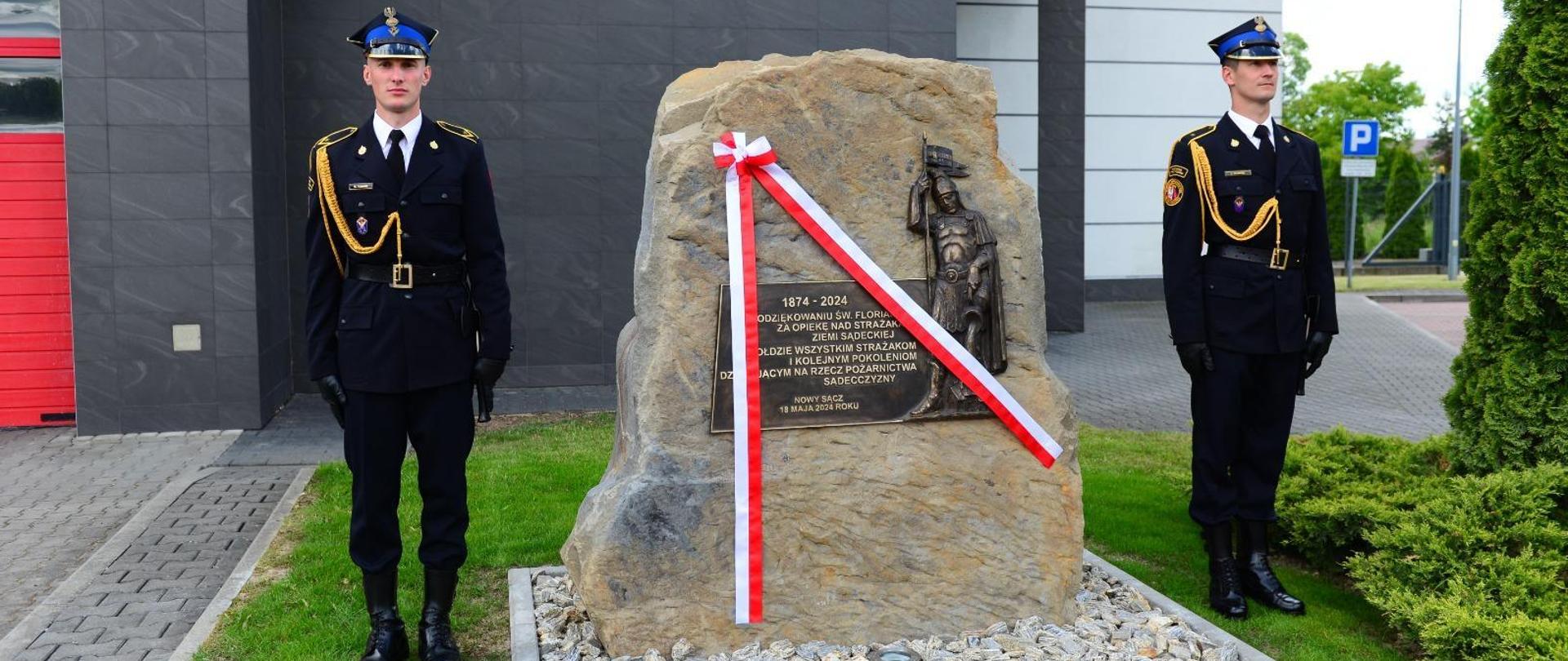 Obelisk przed Komendą