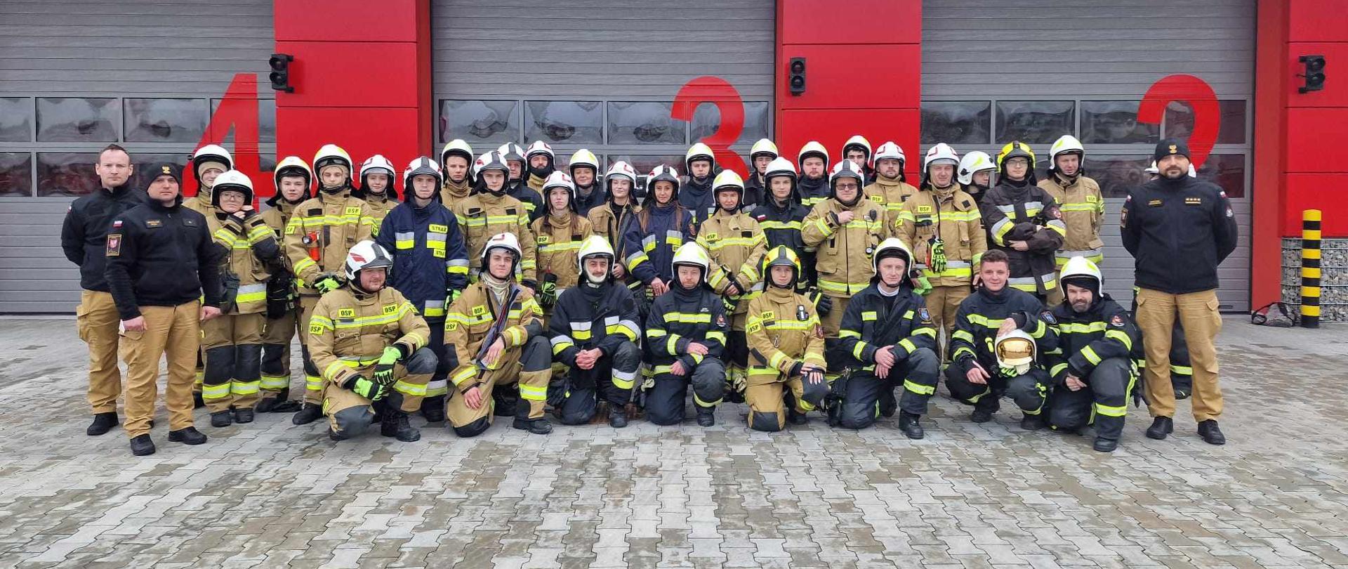 Zdjęcie grupowe uczestników szkolenia podstawowego - Powiat Wielicki