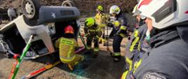 Strażacy ćwiczą na wraku samochodu osobowego ewakuację poszkodowanych