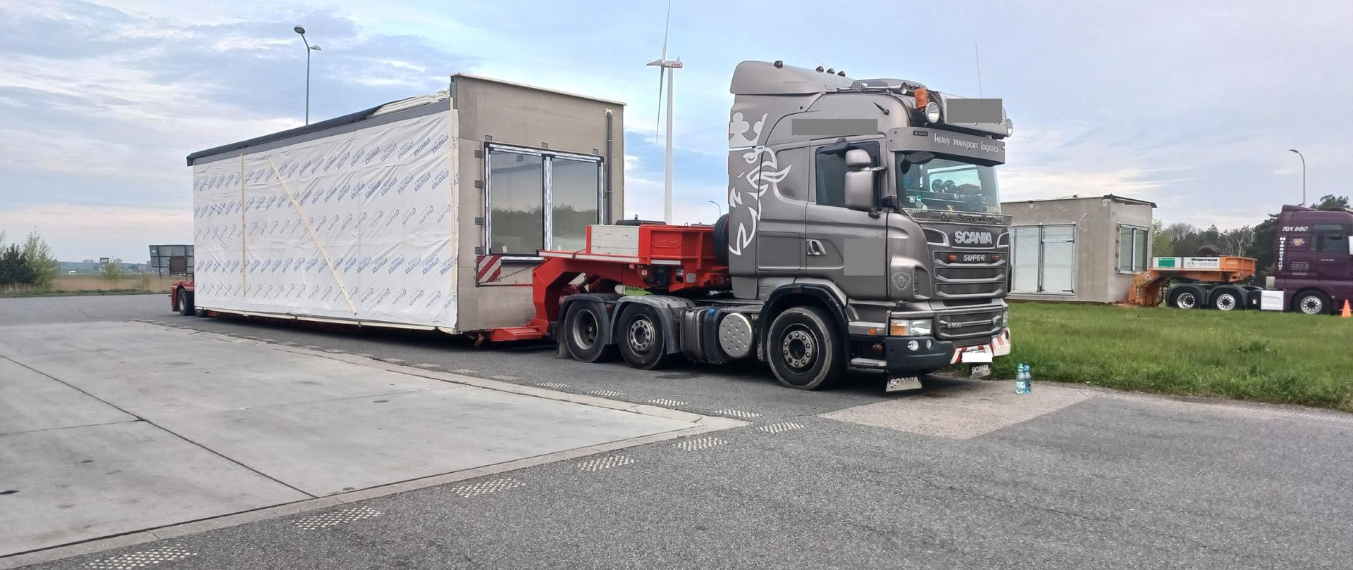 Kontrolowany pojazd na parkingu 