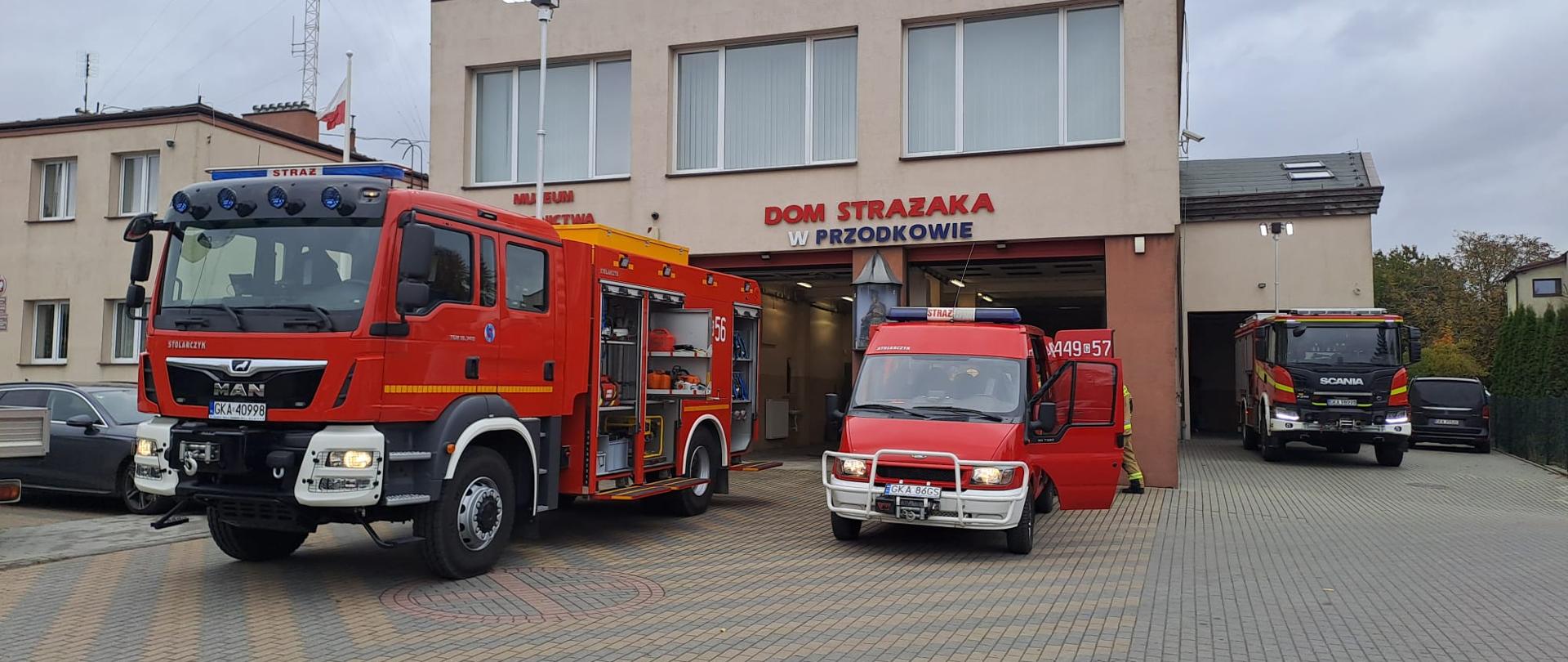 Na zdjęciu widzimy wozy bojowe przed remizą OSP Przodkowo