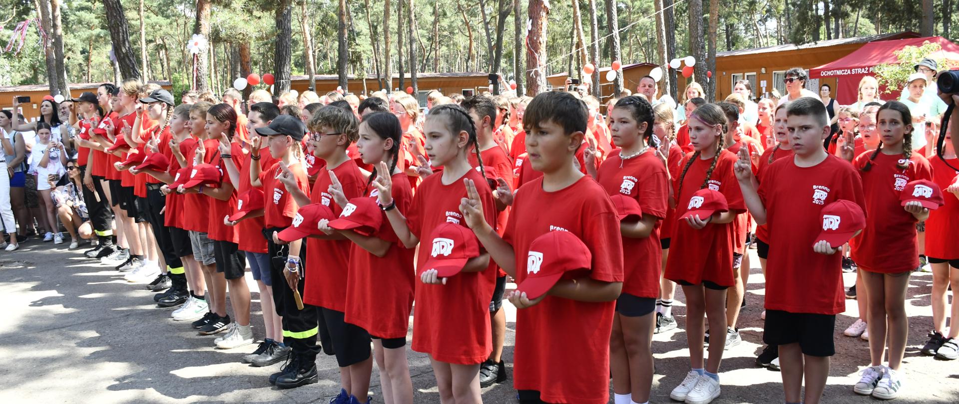 Młodzież składa ślubowanie stojąc na placu.