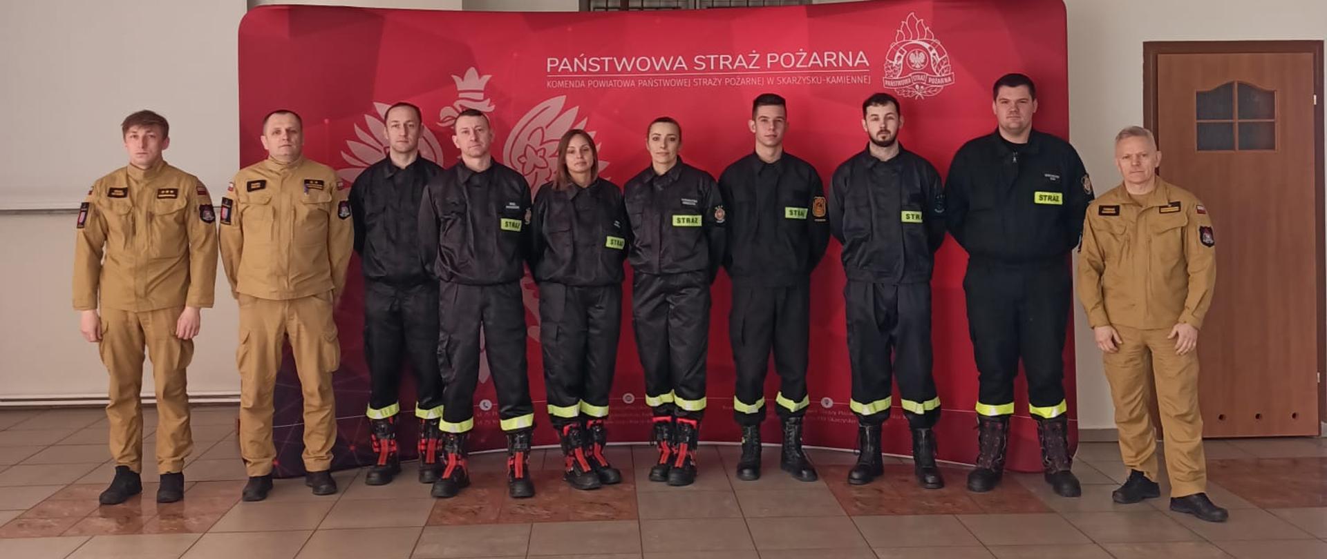 Wspólne zdjęcie absolwentów kursu z dowódcami JRG. W tle widać baner PSP. 