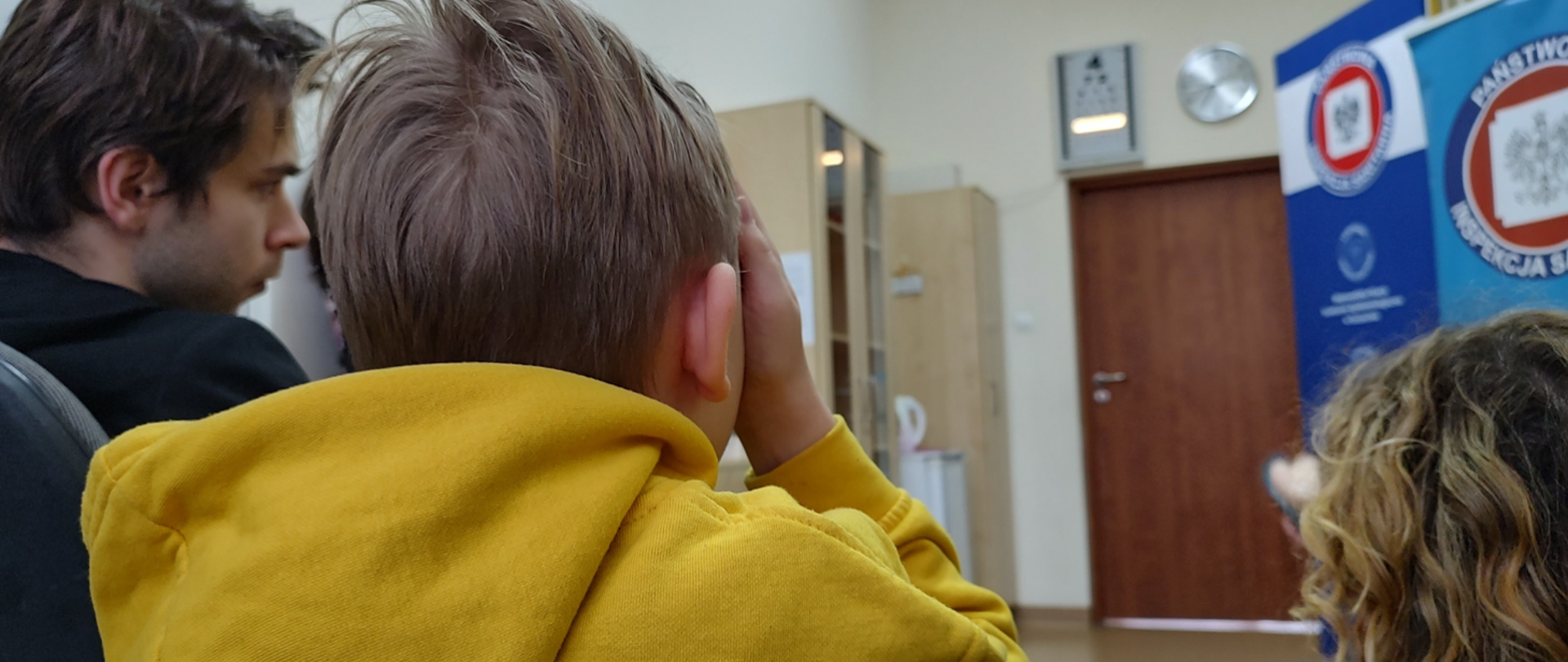 Zdjęcie przedstawia uczniów z których jeden zakrywa oko w celu dokonania badania