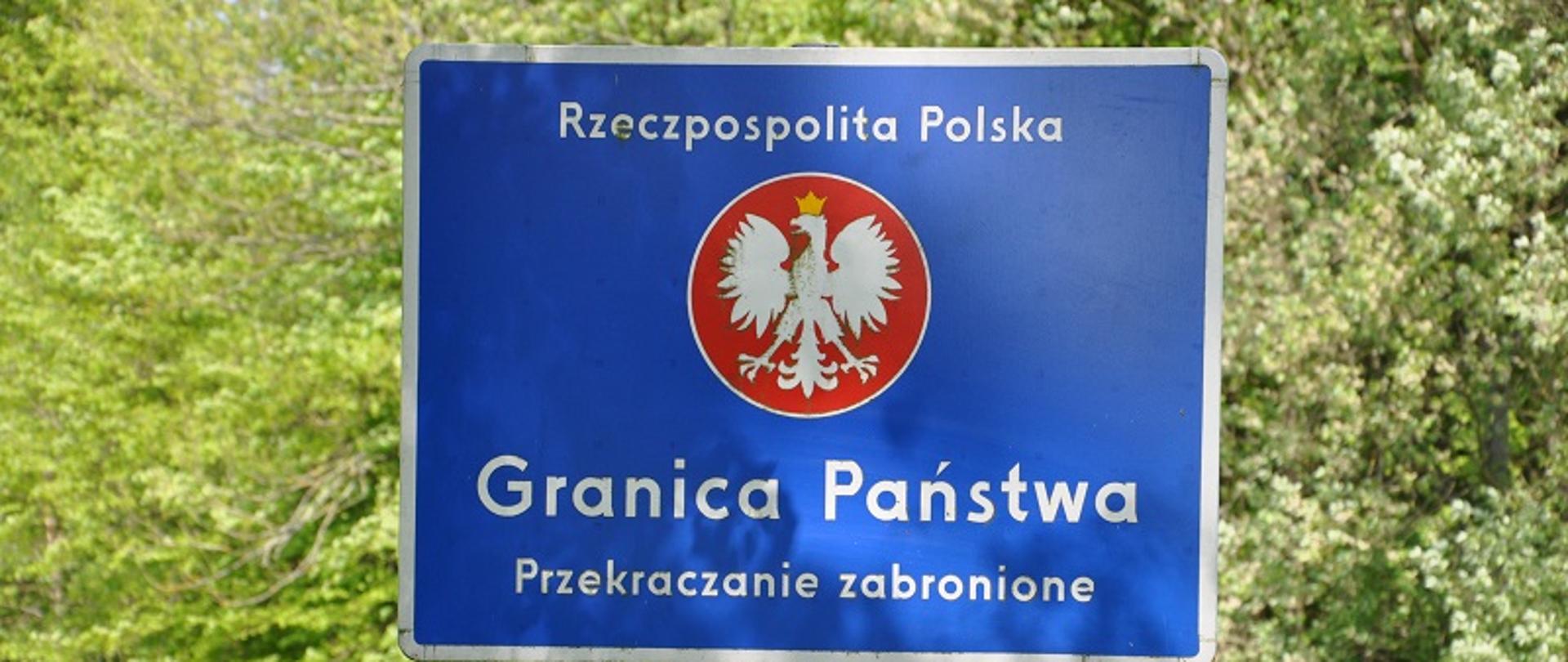 Tablica informacyjna przy granicy, treść: Rzeczpospolita Polska - Granica Państwa, przekraczanie zabronione