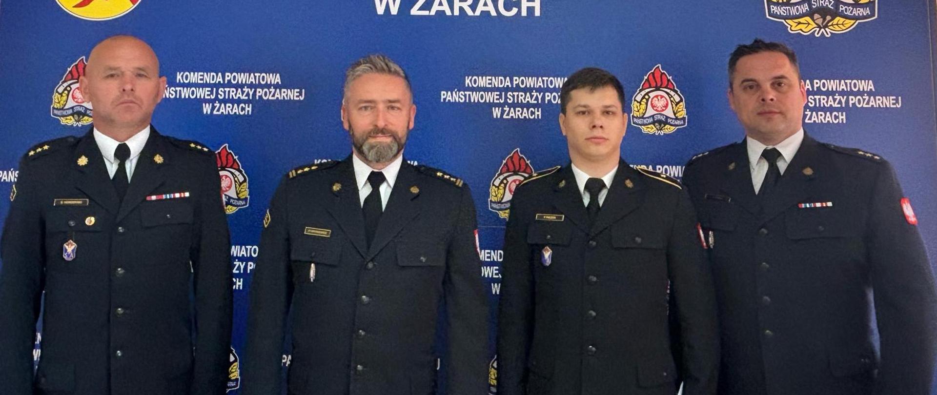 Na zdjęciu widoczny jest strażak otrzymujący powierzenie obowiązków z Komendantem