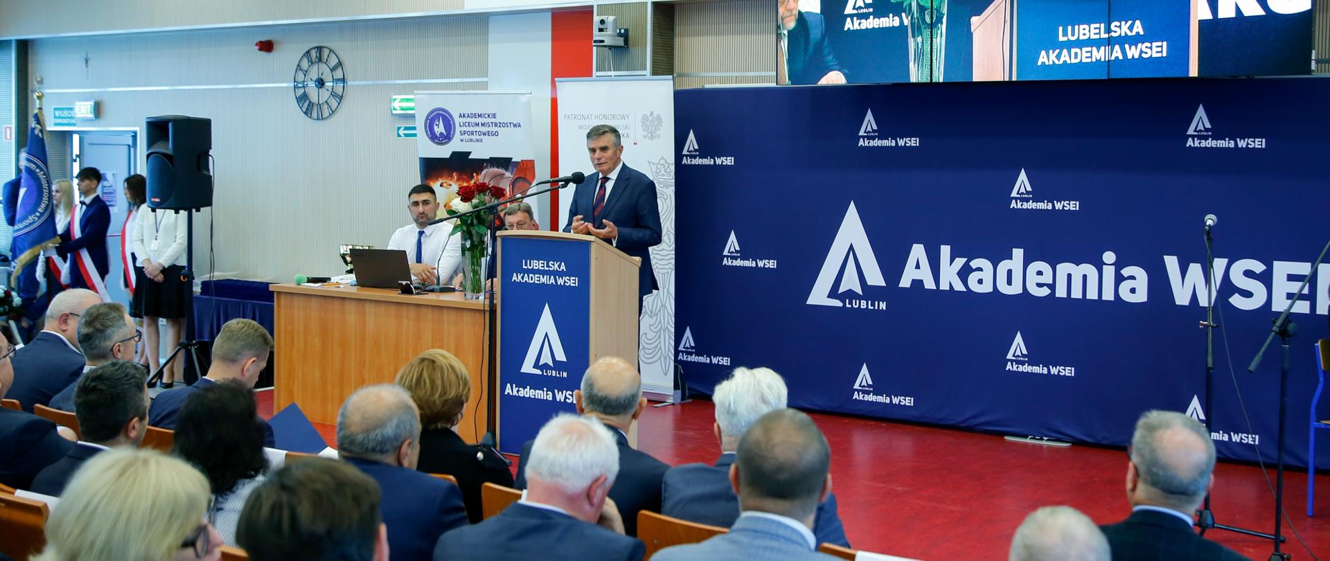 Wojewoda lubelski przemawia do gości zebranych na uroczystości.