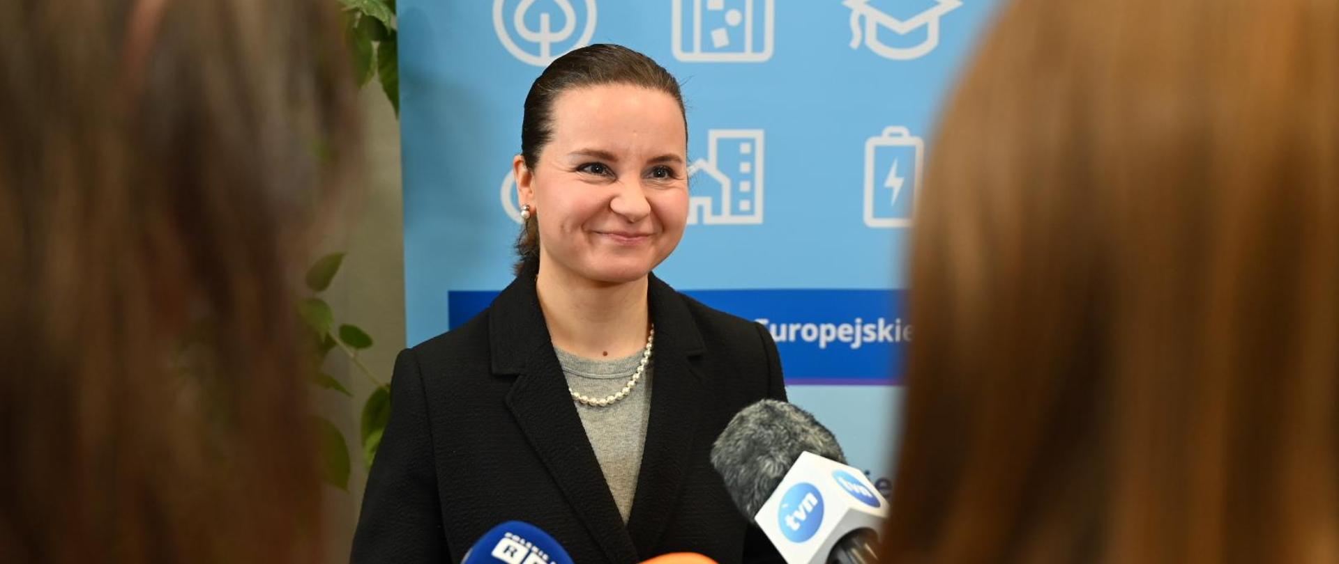Wiceministra Urszula Zielińska na konferencji prasowej podczas spotkania przedstawicieli samorządów Polski Wschodniej poświęcone adaptacji do zmiany klimatu w Siedlcach