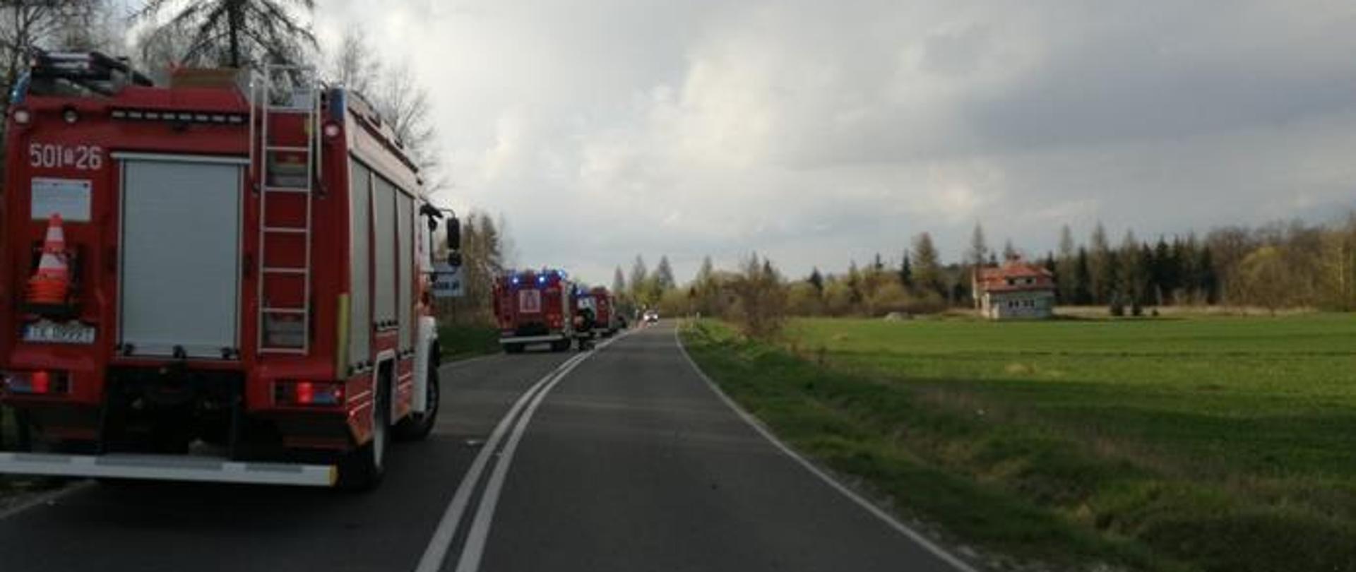 Trzy samochody ratowniczo gaśnicze znajdują się na jednym pasie w trakcie działań przy wypadku w Niemścicach. Drugim pasem drogi ruch pojazdów odbywa się wahadłowo