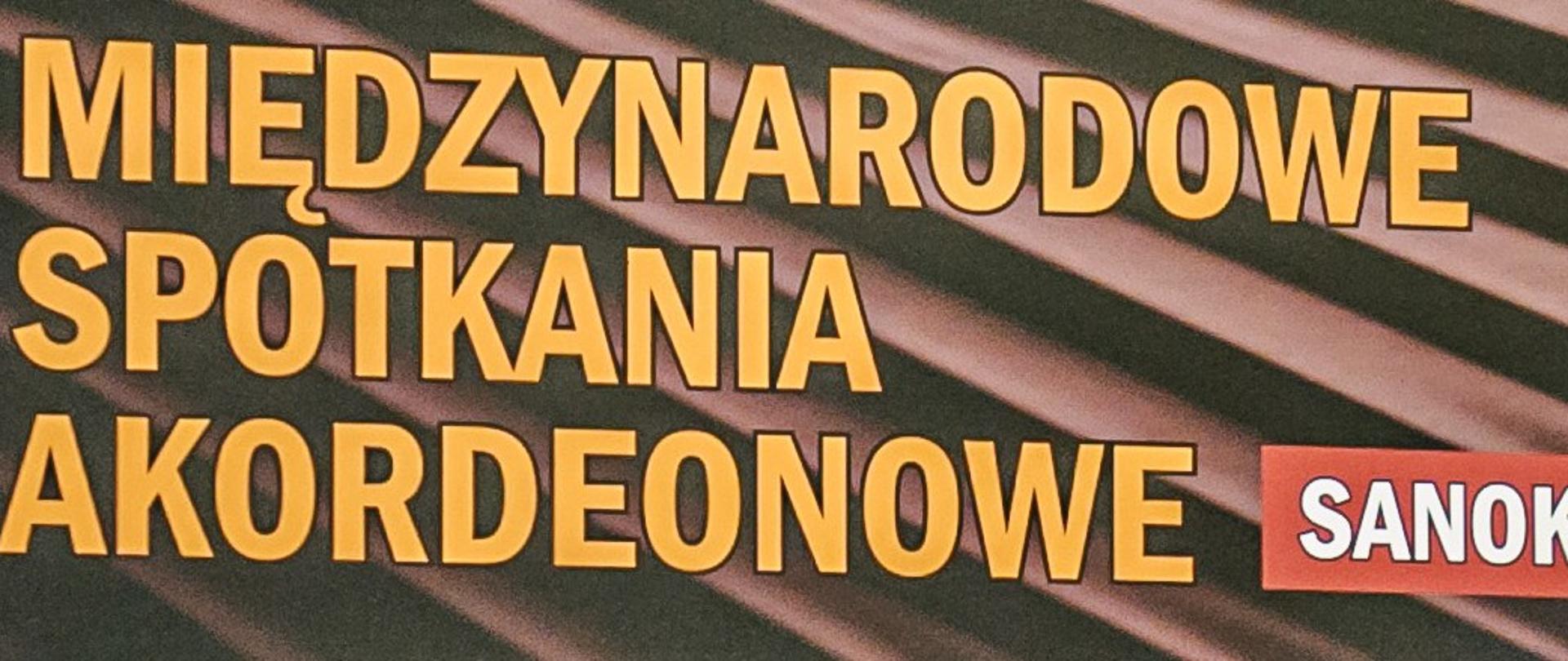 Międzynarodowe Spotkania Akordeonowe Sanok - logo imprezy, żółte litery na brązowym tle