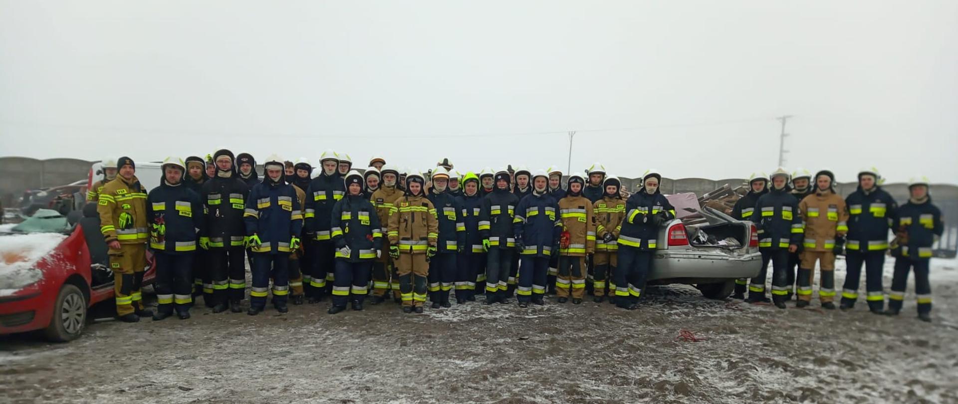 Strażacy na zdjęciu grupowym po ćwiczeniach