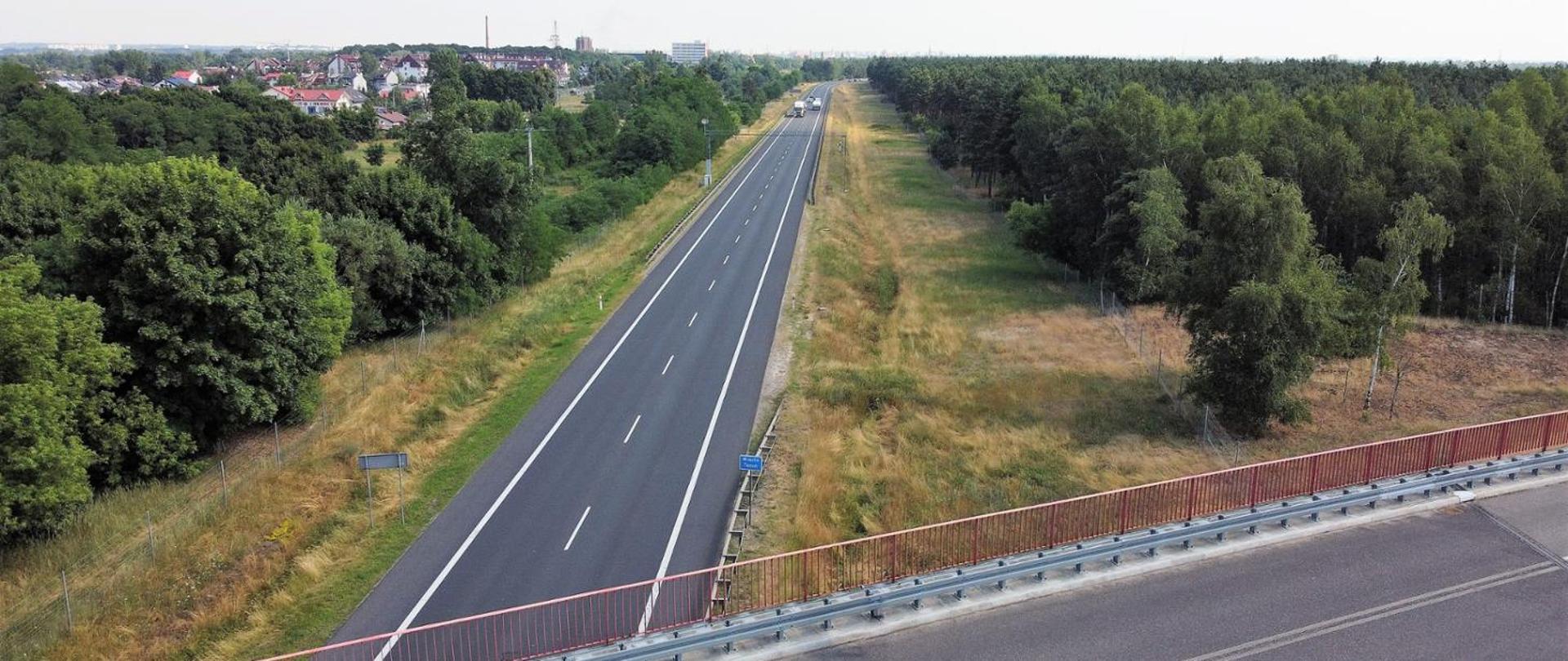 Widok z wiaduktu nad drogą S10 w okolicy węzła Toruń Zachód w stronę wschodnią