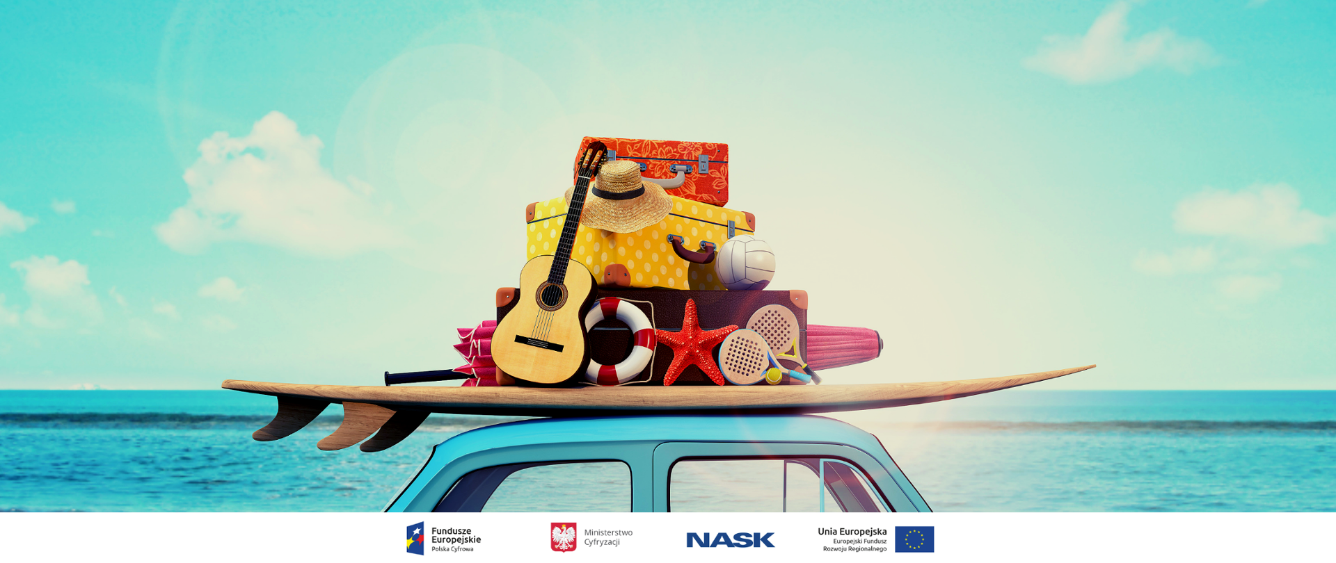 Dach samochodu, w tle morze. Na dachu deska surfingowa i bagaże.