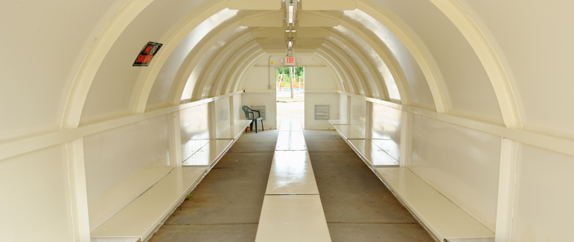 Zdjęcie poglądowe wejścia do schronu widziane od środka 