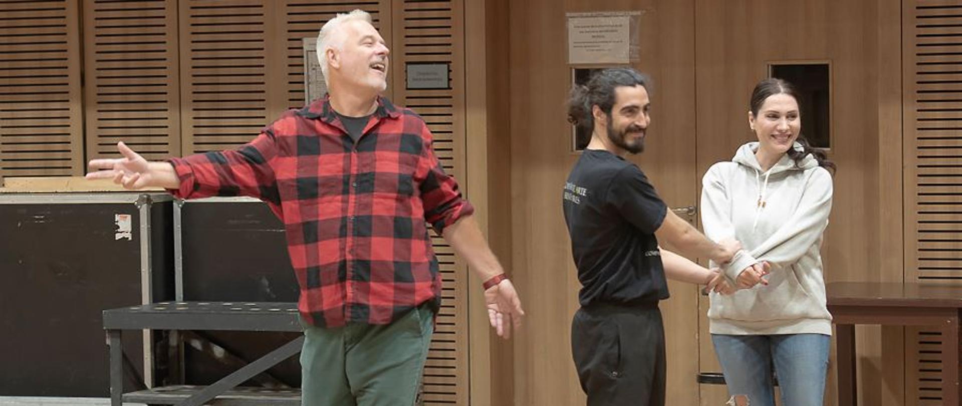 Premierę „Poławiaczy pereł”, jedną z pierwszych oper Georgesa Bizeta, zaplanowano na wtorek 25 października br. Za nową produkcję odpowiada dyrektor muzyczny Ramón Tebar, prowadzący orkiestrę Teatru Colón i reżyser Michał Znaniecki. 