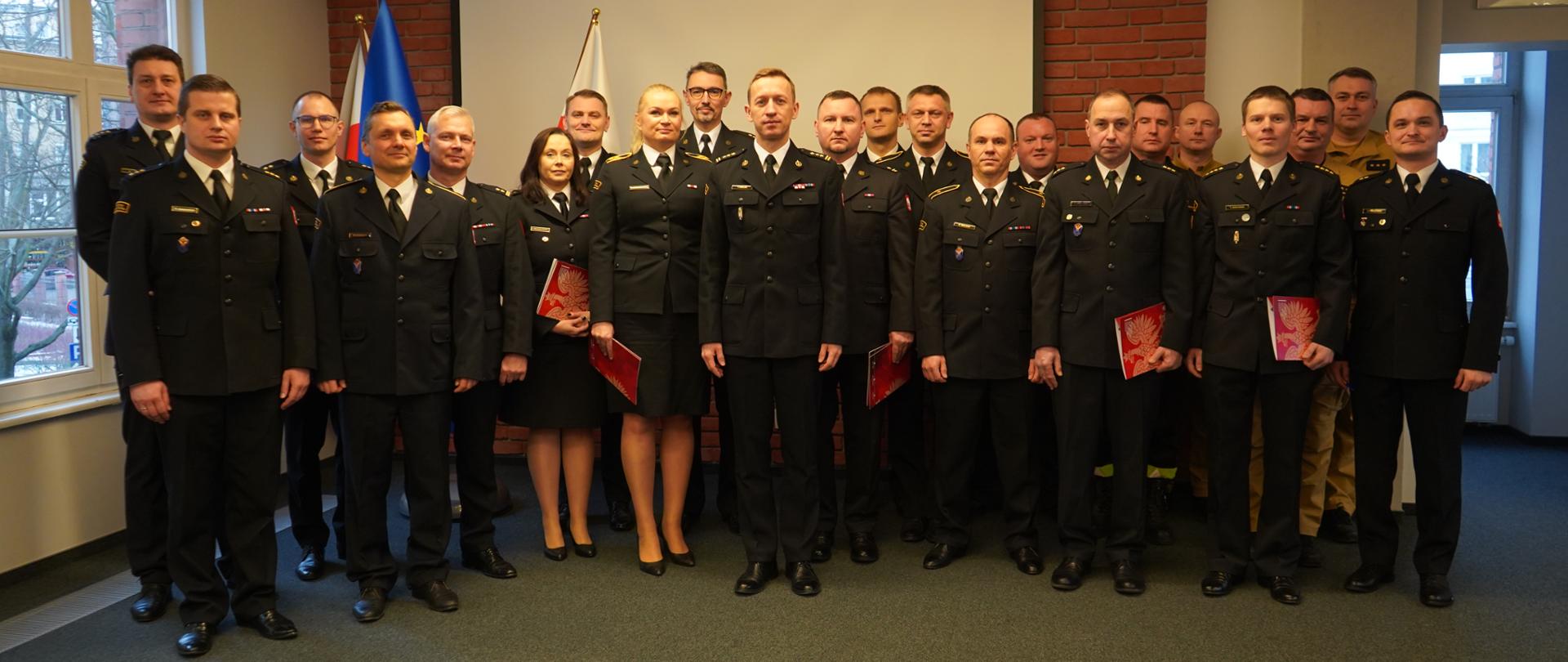 Pamiątkowe zdjęcie uczestników spotkania.