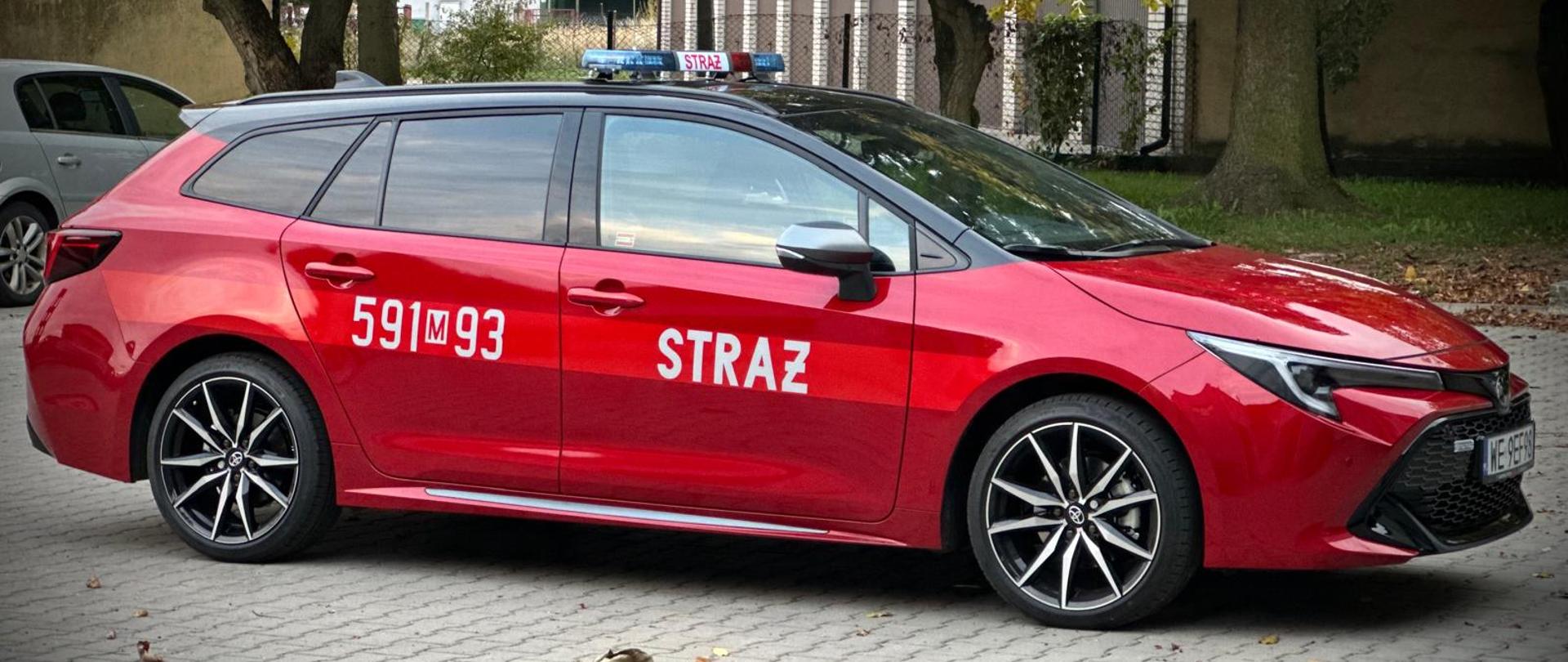 Komenda Powiatowa Państwowej Straży Pożarnej w Przasnyszu wzbogaciła swój tabor o nowy lekki samochód operacyjny marki Toyota Corolla.
Samochód posiada nadwozie typu kombi, z możliwością przewozu specjalistycznego sprzętu niezbędnego do prowadzenia akcji oraz strażaków przeprowadzających kontrole i inspekcje. Auto posiada radiostację oraz nowoczesne wyposażenie. Zasilana jest silnikiem spalinowym i elektrycznym dzięki czemu jest pojazdem bardzo oszczędnym i tanim w eksploatacji.
Nowo zakupiona Toyota zastąpi dotychczas użytkowany w KP PSP w Przasnyszu samochód marki Subaru Forester z 2011 r.
Zakup został sfinansowany ze środków ze środków:
• Funduszu Wsparcia Komendanta Wojewódzkiego Państwowej Straży Pożarnej w Warszawie dzięki dotacji Urzędu Gminy w Czernicach Borowych na zakup tego samochodu w kwocie 100000 zł.
• Wojewódzkiego Funduszu Ochrony Środowiska i Gospodarki Wodnej w kwocie 80000 zł
• Funduszu Ubezpieczeń będącego w dyspozycji Komendanta Głównego PSP w kwocie 8000 zł.
