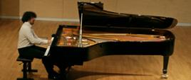 Zdjęcie pianisty na scenie, grającego koncert - Martina Garcia Garcia - fot. Starostwo Powiatowe w Jarosławiu