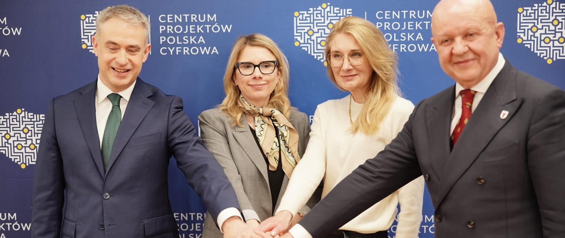Na zdjęciu wiceministra funduszy i polityki regionalnej Monika Sikora i wicepremier, minister cyfryzacji Krzysztof Gawkowski z innymi uczestnikami spotkania