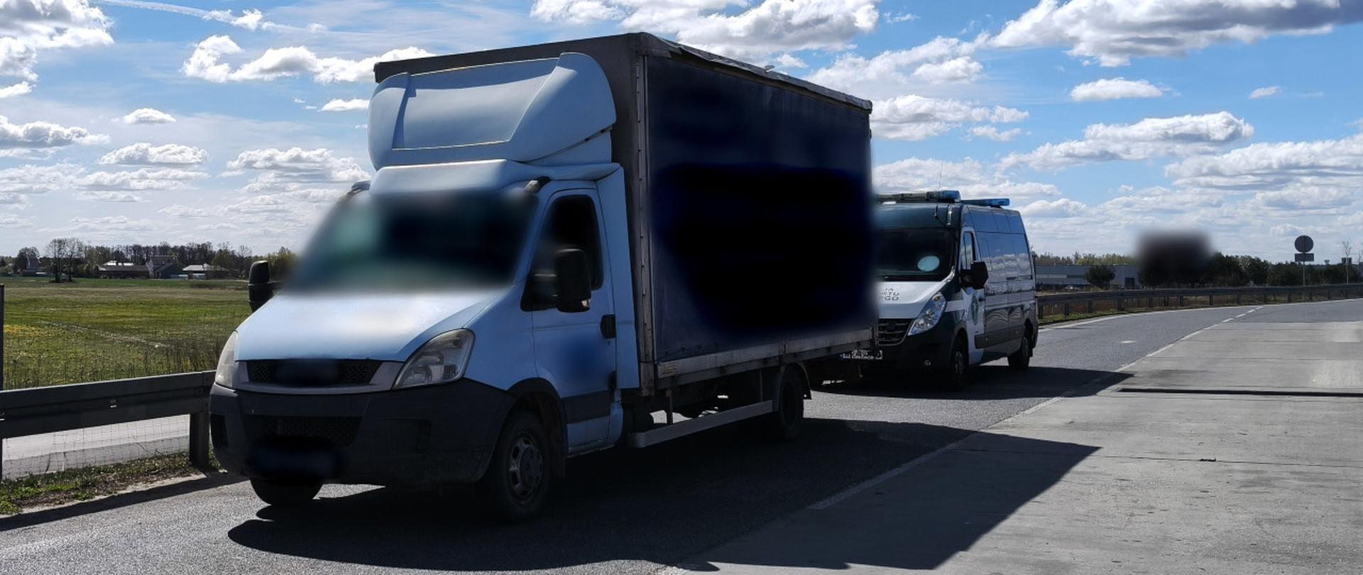 Na pierwszym planie: zatrzymany do kontroli przeładowany i niesprawny technicznie samochód dostawczy stoi w zatoce kontrolnej przy ekspresowej „ósemce". W tle: za kontrolowanym pojazdem dostawczym stoi oznakowany furgon mazowieckiej Inspekcji Transportu Drogowego.