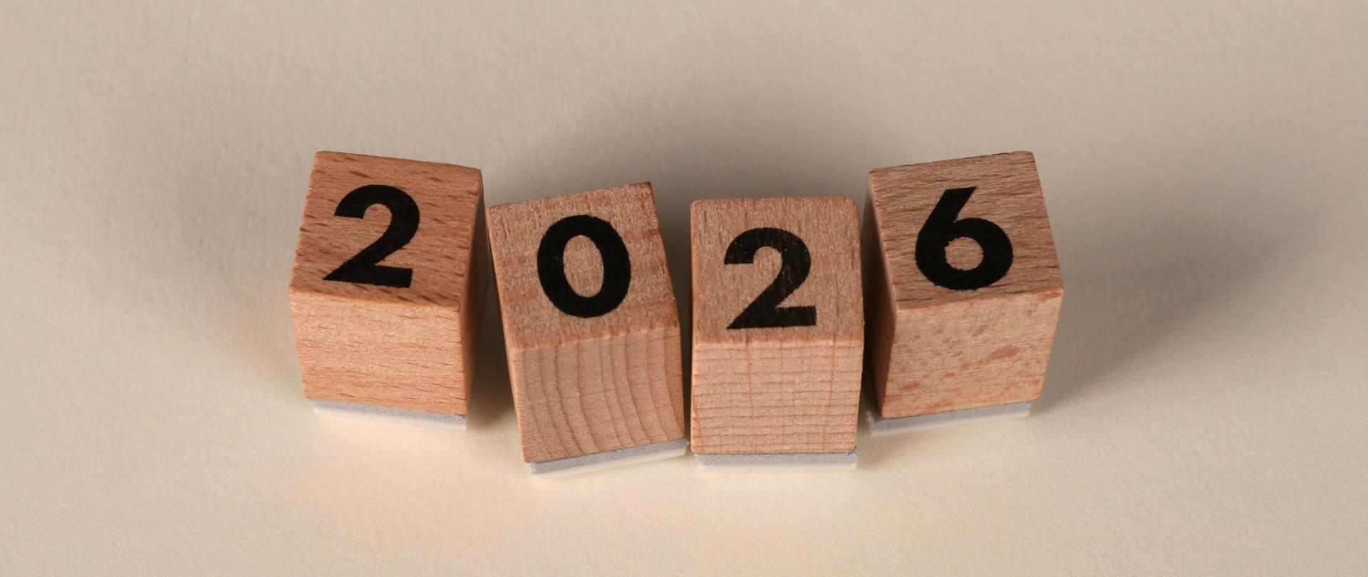 cztery drewniane sześciany na których napisane są cyfry 2006