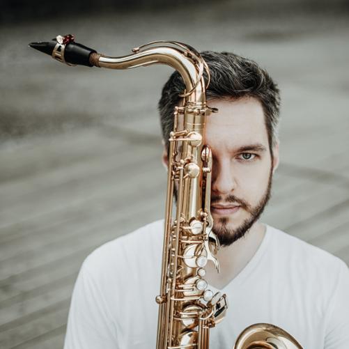 Krzysztof Koszowski - saksofon - saksofonista, pedagog, aranżer. Od 2022 roku zawodowo związany jest z Uniwersytetem Muzycznym Fryderyka Chopina, gdzie pracuje jako wykładowca.