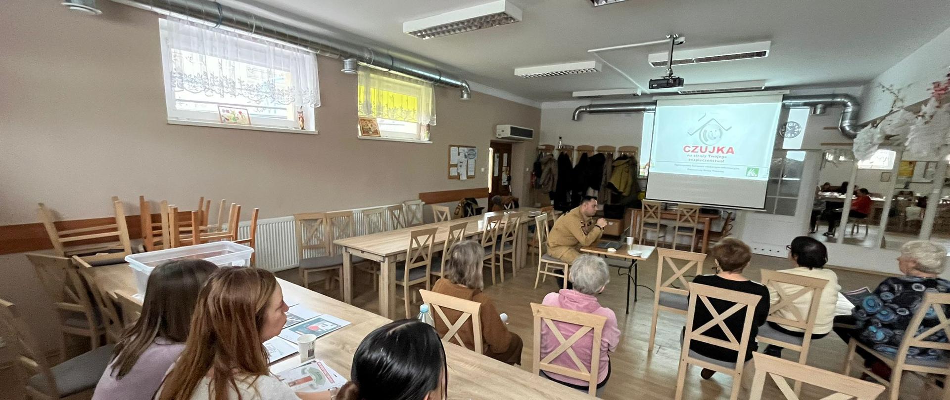 Strażacy z wizytą na Uniwersytecie III Wieku w Giżycku: edukacja na temat czujek dymu i czadu