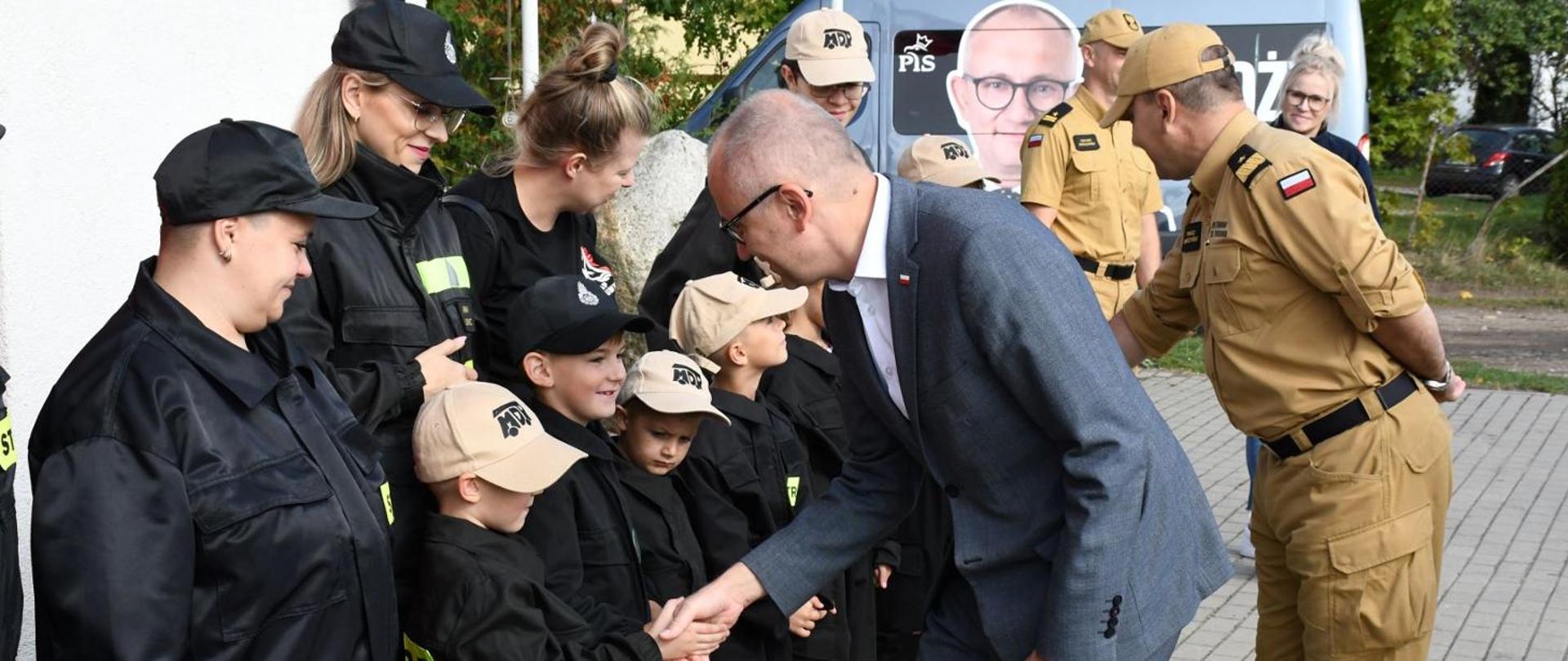 Wiceminister MSWiA wraz z Warmińsko-Mazurskim Komendantem Wojewódzkim PSP wizytowali jednostkę OSP Rumy