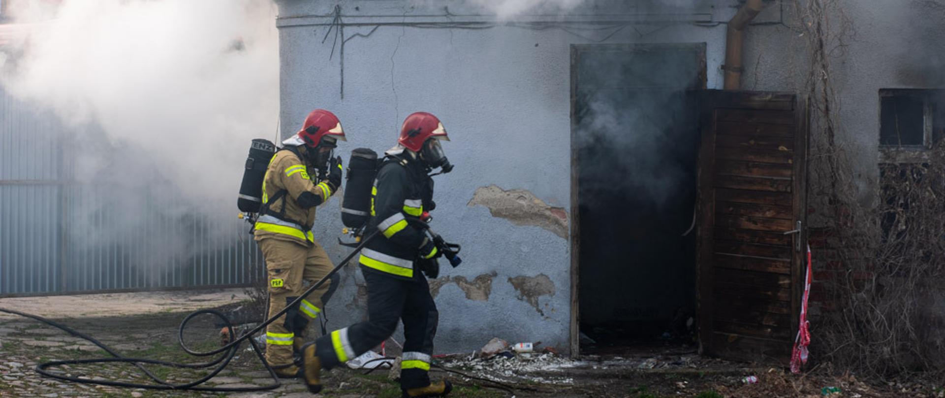 Na zdjęciu rota ratowników w aparatach ODO podczas gaszenia pożaru pustostanu