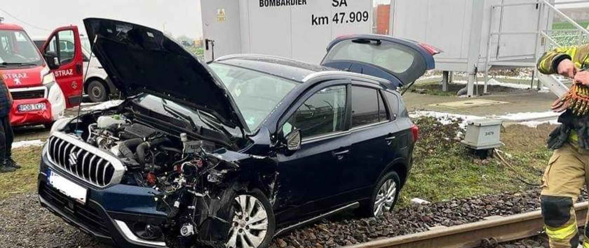 Zderzenie dwóch samochodów osobowych marki VOLKSWAGEN LUPO oraz SUZUKI SX4 na 228. kilometrze drogi krajowej nr 11 na wysokości miejscowości Tarnowo. 
