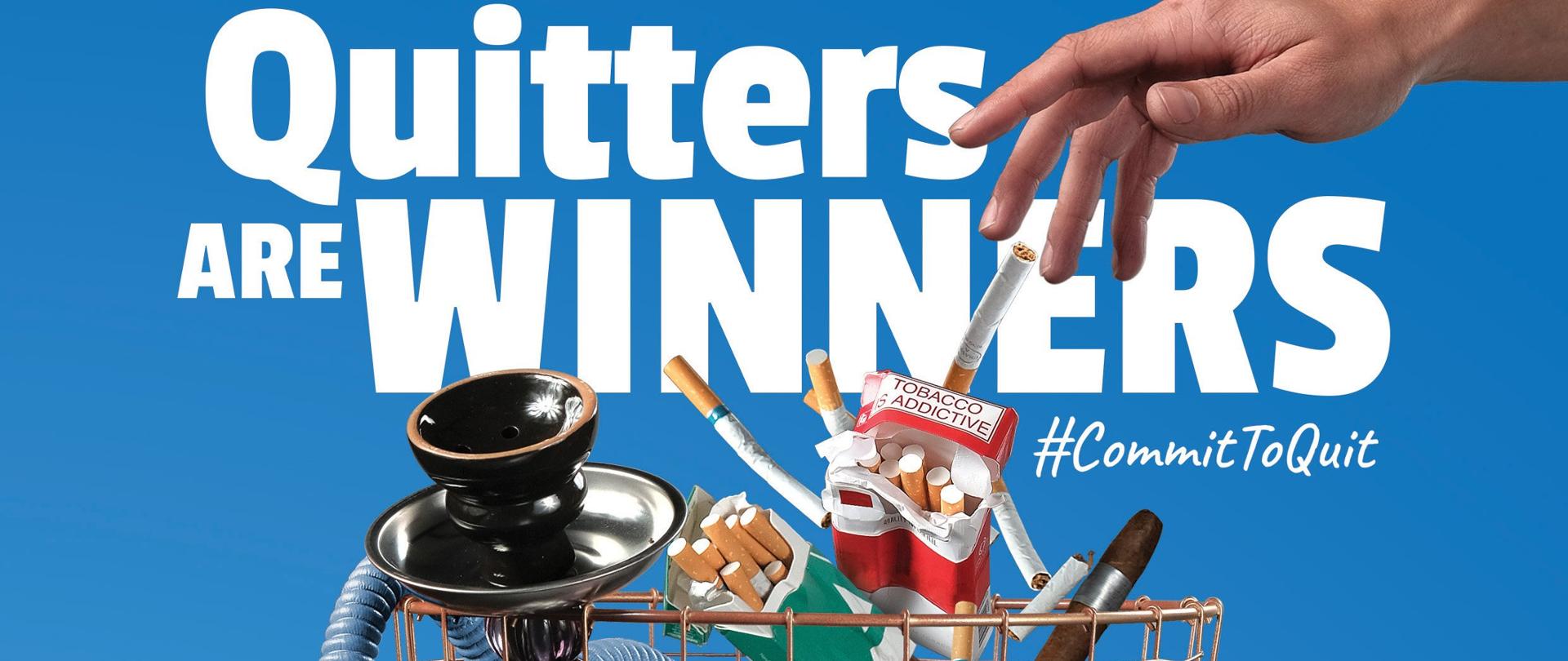 na zdjęciu przedstawiony jest kosz na śmieci w którym znajdują się wyroby tytoniowe i akcesoria wykorzystywane do palenia tytoniu