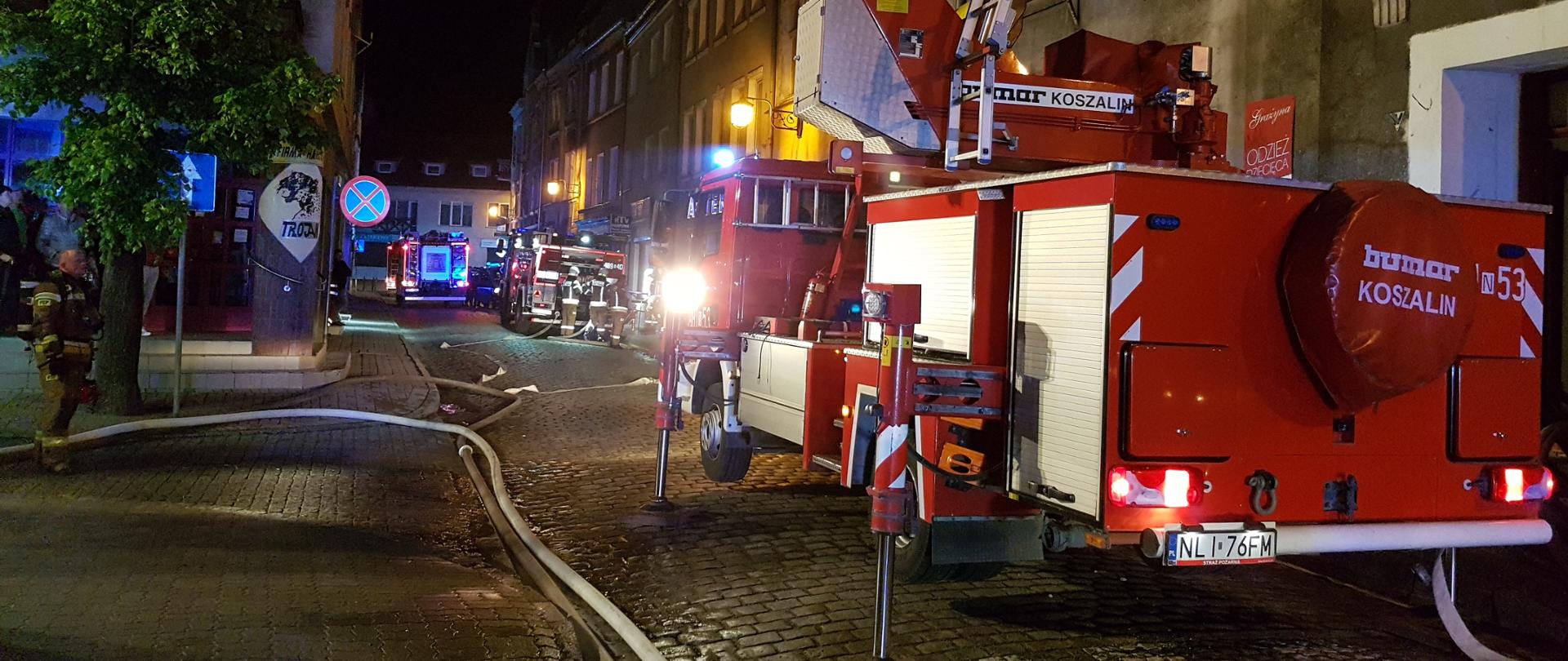 Zdjęcie przedstawia rozstawiony podnośnik JRG Lidzbark Warmiński podczas pożaru