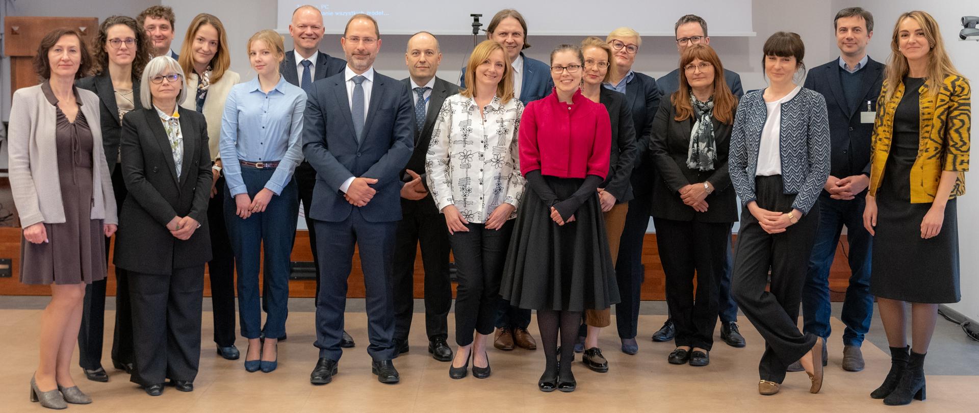 Eksperci Ministerstwa Finansów, krajowej grupy roboczej ds. strategii finansowej, OECD i Komisji Europejskiej podczas spotkania w MF