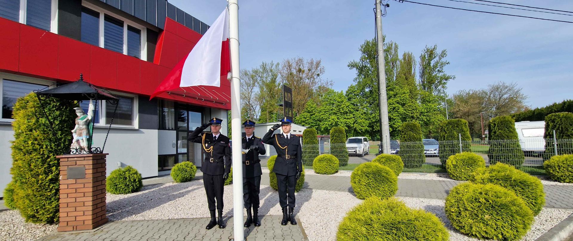 Na zdjęciu widzimy poczet flagowy KP PSP Sandomierz podnoszący flagę państwową na maszt.