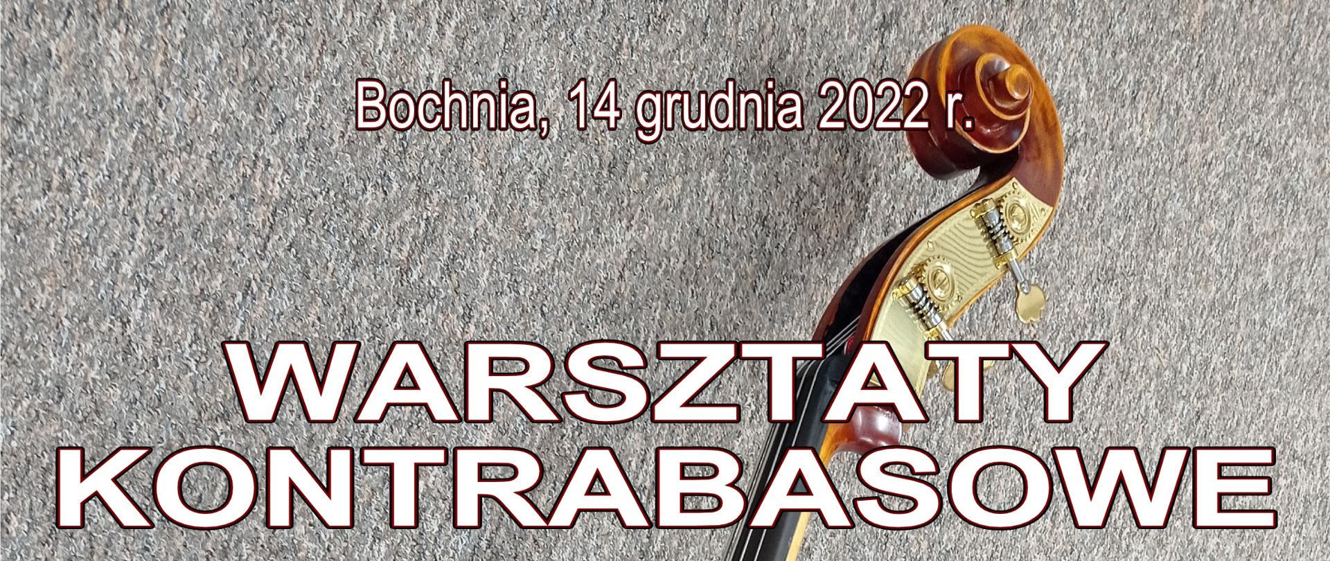 Grafika na szarym tle z widocznymi elementami główki, strun i górnej części pudła rezonansowego kontrabasu. W części centralnej białymi drukowanymi literami treść: "Bochnia, 14 grudnia 2022 r. Warsztaty kontrabasowe dla nauczycieli i uczniów ZPSM w Bochni, prowadzący dr Marek Romanowski". W części dolnej znajduje się logo szkoły.